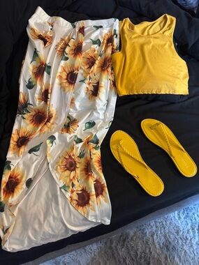Summer Outfit Yellow Tank Top wi the  Sunflower Print and yellow flip flops